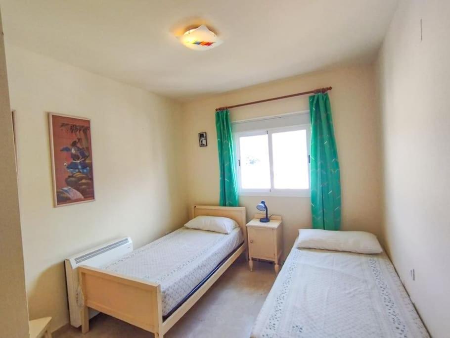 Spacious 4 Bedroom With Parking In Town Centre, Нерха Экстерьер фото